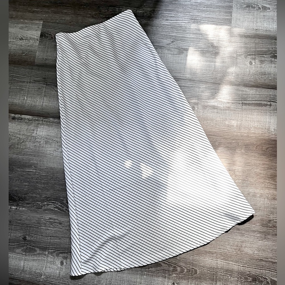 Satin white and black flowy skirt